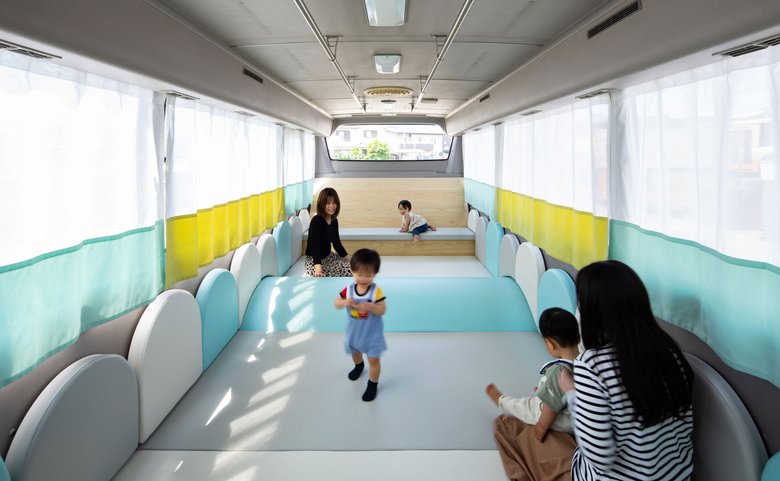 子どもを車内に残さないよう、親が用事を済ませている間に一時的に預かる「託児バス」（撮影／大竹央祐）