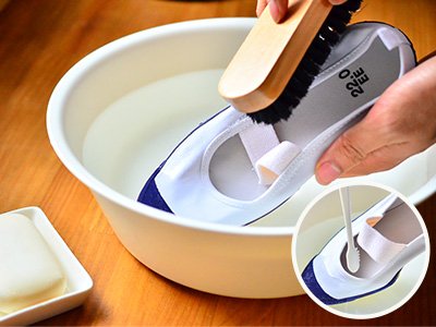 柔らかいブラシで内側から外側に汚れを押し出すようにして洗います。中敷もしっかり洗う