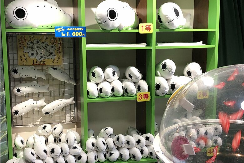 こちらが即完売したシラスのぬいぐるみ