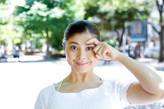 顔ヨガ「左右の眉上げ」で崩れた顔のバランスを整える