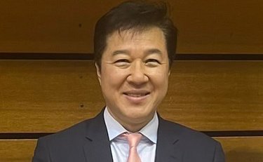 《待ち受け写真にして運気UP!?》女子高生の間で突然ブームになった川合俊一「強運伝説」は6年前から始まっていた