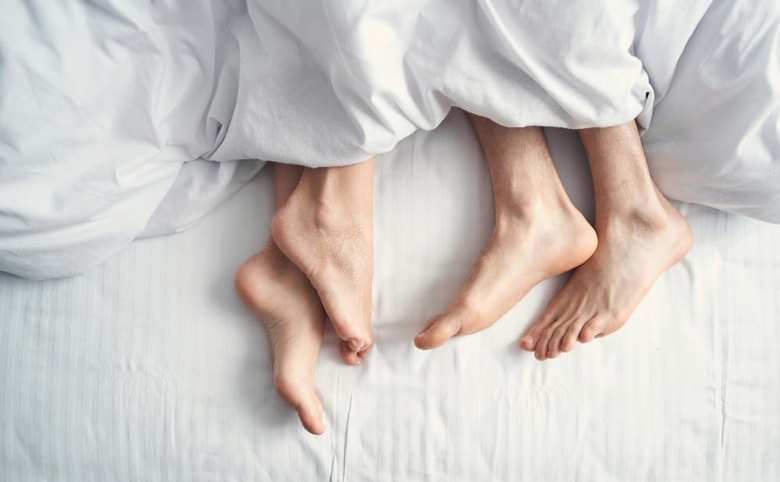 男性と女性の足
