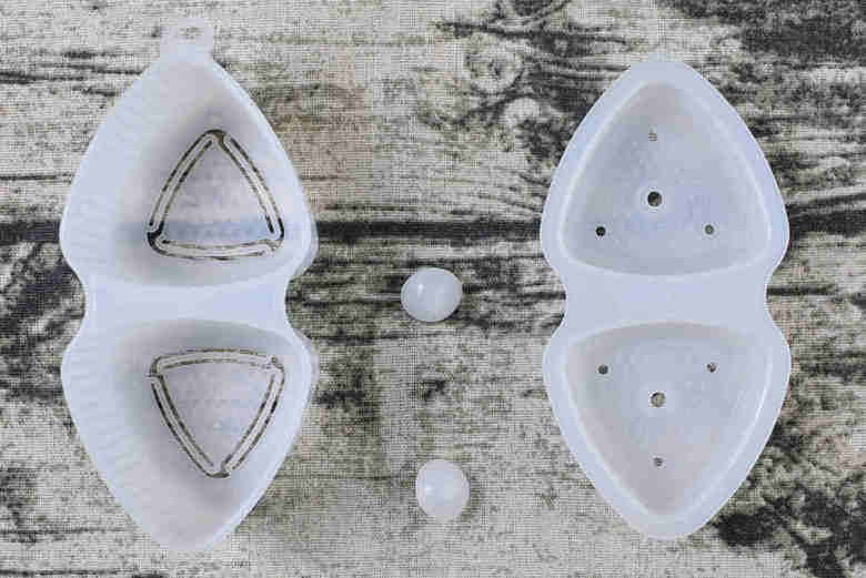 セリアのおすすめキッチン用品「おにぎりなるほど押し型三角」の実物画像