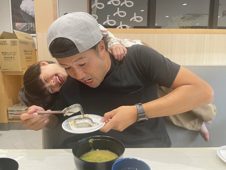 パパに笑顔でくっつく夏斗くん