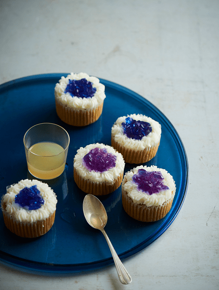 食べる前に青いゼリーにレモンシロップをかけてアントシアンの色の変化を楽しむ「色の変わる 紫陽花カップケーキ」