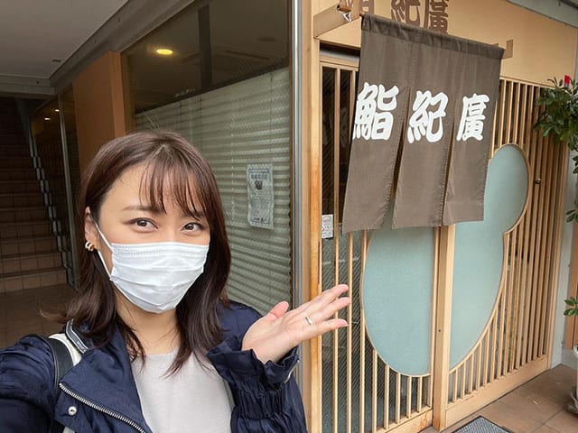 枡田さんが大好きなお寿司屋さん「鮨紀廣」の前で