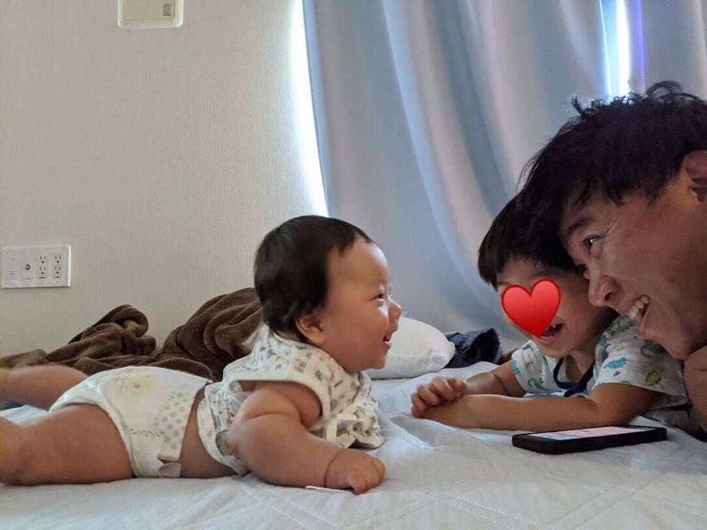 兄弟はとっても仲良し！弟の初めてのうつぶせにみんなで大喜びです