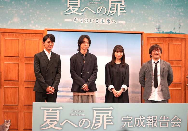 ”夏への扉”を前にニッコリ