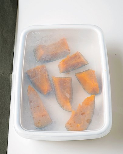 冷凍かぼちゃを解凍する（ふたつきの容器などに入れて冷蔵室に置くとよい）。
