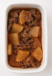 ②にみりん、砂糖、水の順番に加え、沸騰したらコチュジャンを溶き入れる。弱火にしてふたをし、煮汁がなくなるまで煮たら火を止める。耐熱容器などに入れて冷蔵室で保存する。