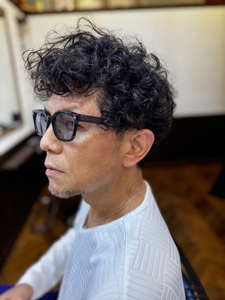 パーマ姿が新鮮！的場さんの最新ヘア