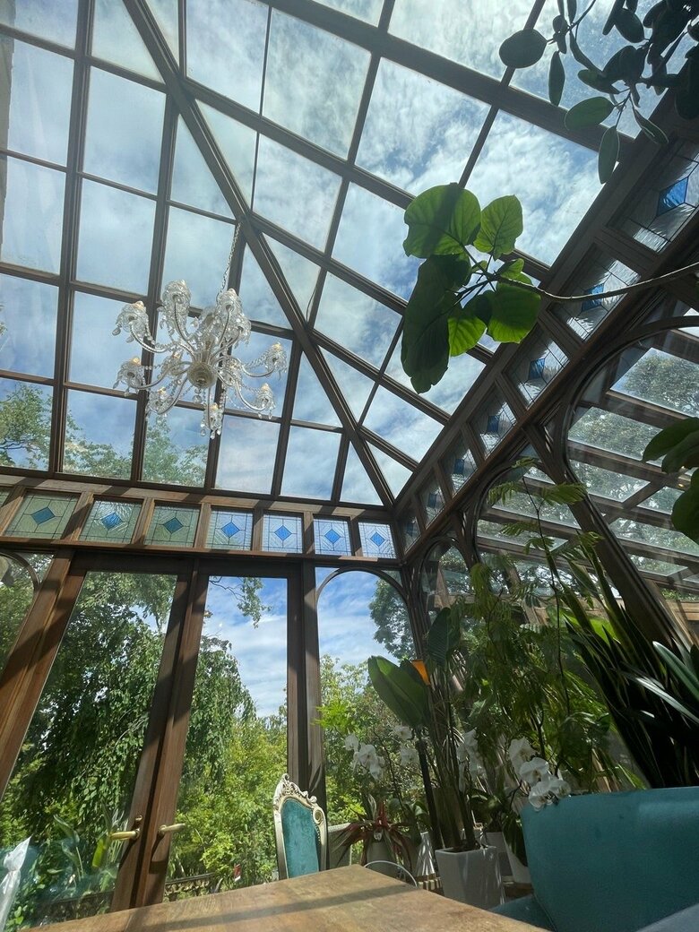 自然光が差し込み開放感あふれる自宅リビング