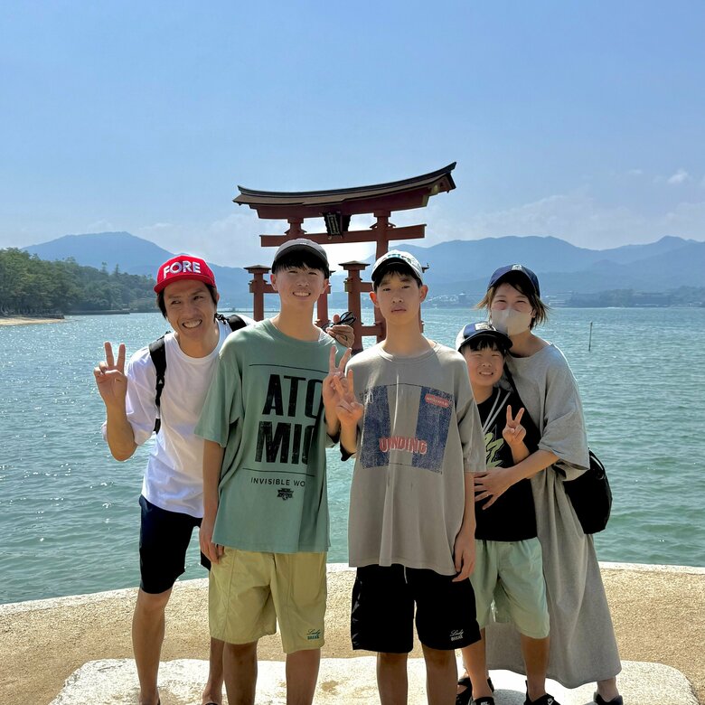 双子を含む3人兄弟と広島に家族旅行