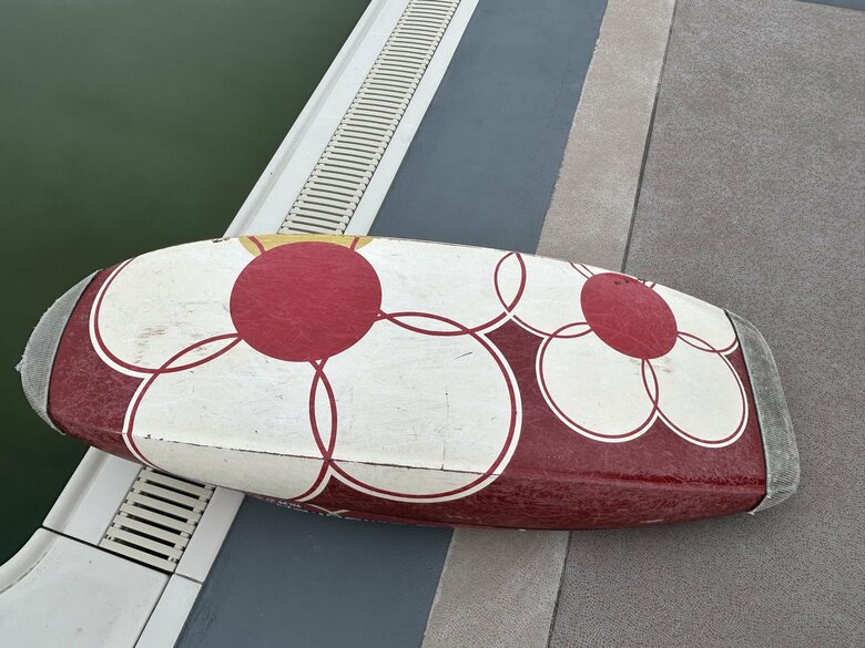 カヌーの裏側は自分でデザインした花柄で中央の赤い円は日本を表している