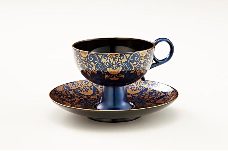 上品なパープルブルーと金の唐草模様が美しいカップ＆ソーサー