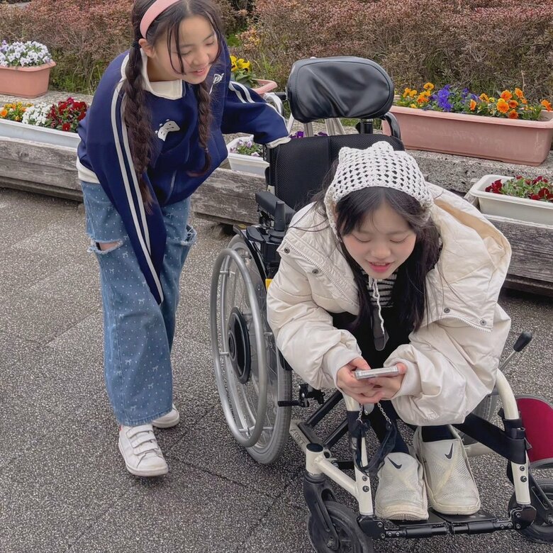 次女がはぐみさんに寄り添いながら