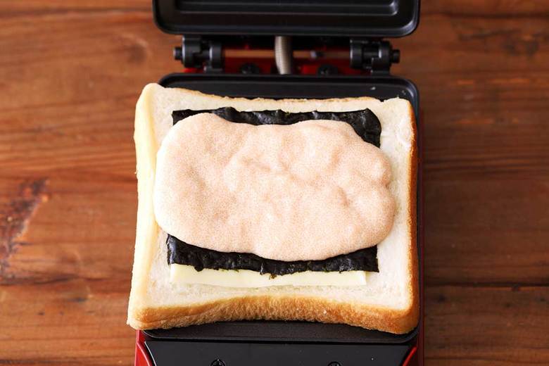 ホットサンドメーカーに③をセットし、もう1枚のパンをのせたらカバーを閉じて焼く。
