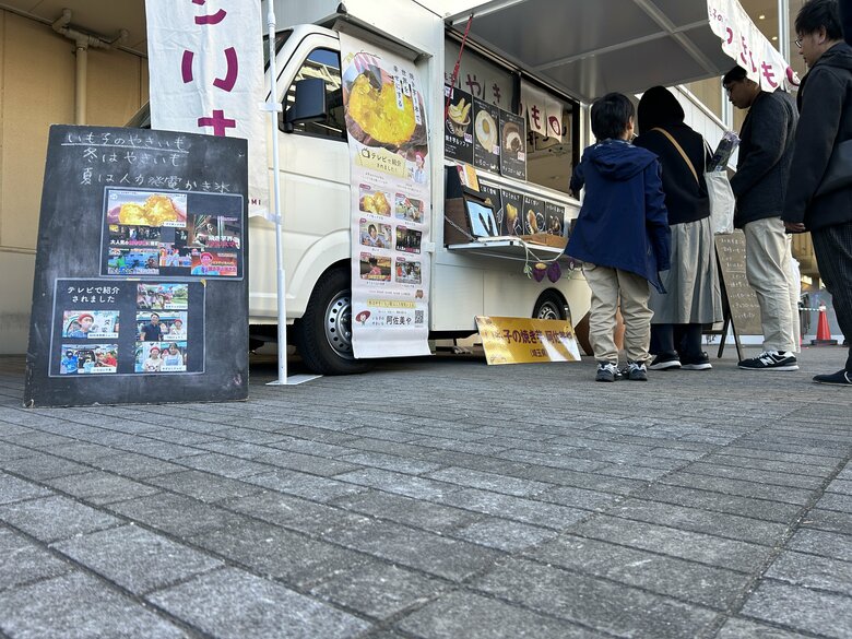 可愛らしいキッチンカーに伸びる行列！子ども連れも多い