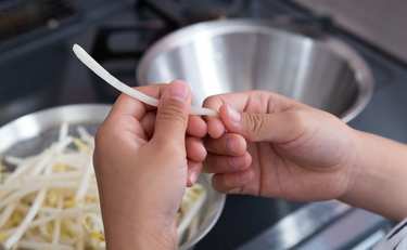 芸人・堤下さんの包丁要らずのもやしナムル「ご飯にかけても美味しくない!?」