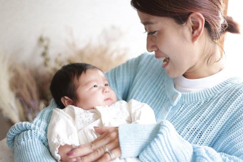 産後の千葉絵里菜さんとお子さん