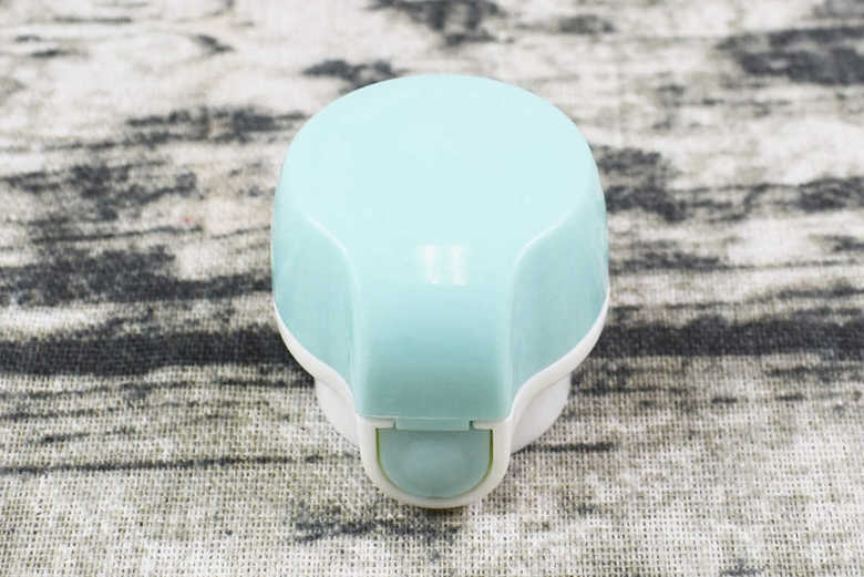 ダイソーのおすすめ商品「ワンプッシュペットボトルキャップ がぶ飲みタイプ」の実物画像