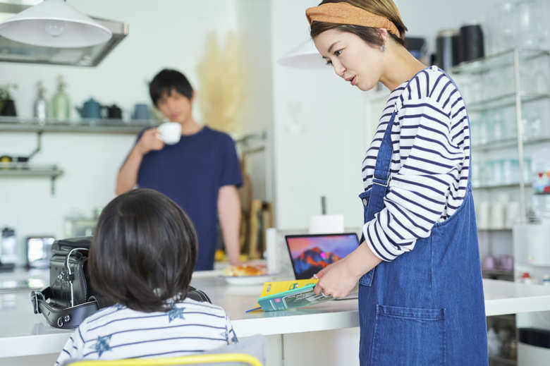 子供にキツい態度をとる母親