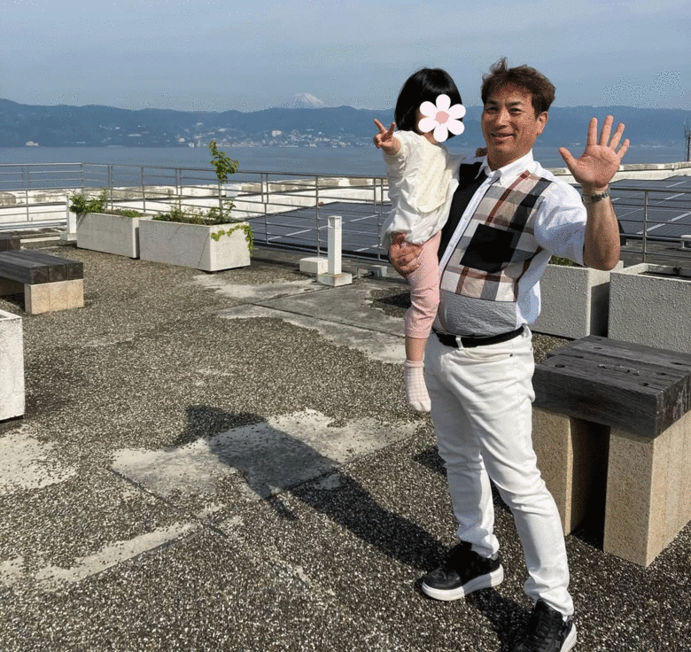 娘さん家族との旅行でスマイルを見せ、周囲の観光客からの「秋葉さんだ！」の声にもスマイル