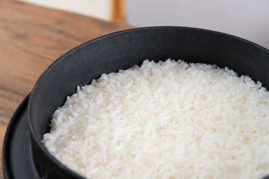 ▲炊き上がったごはんはひと粒ひと粒がピンと立ち上がっており、表面がつやつやしている。