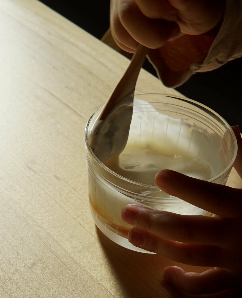 小さなわが子の手におさまる、日常使いもできる器
