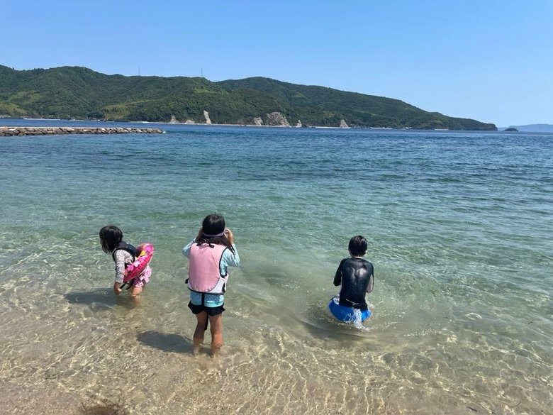 海で遊ぶ萩原さんの子どもたち