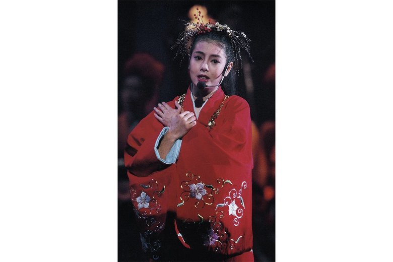 21歳のときにミュージカル『阿国』で初舞台を踏む