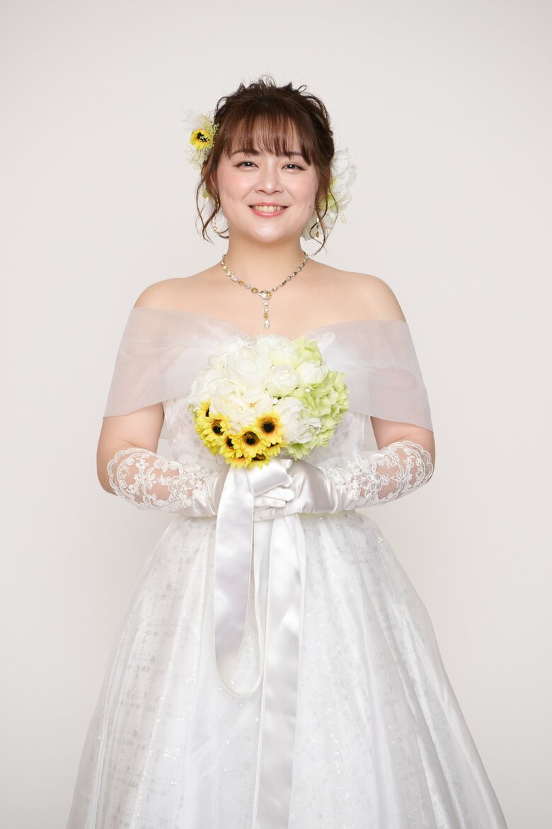 ウエディングドレス、ブーケ、ネックレス、ヘアアレンジもすべて宝塚歌劇団OGに協力してもらった