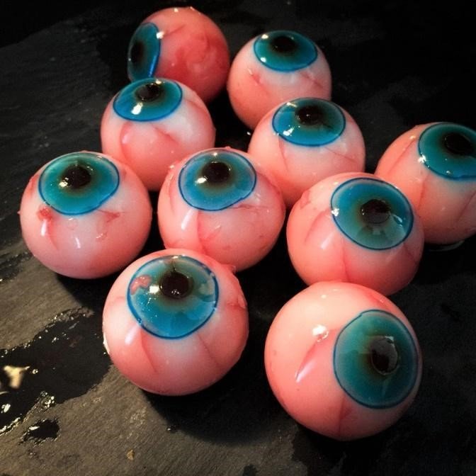 ラズベリーピューレで彩られた充血目玉ゼリーは、乳酸飲料の味で意外にさわやかなテイスト