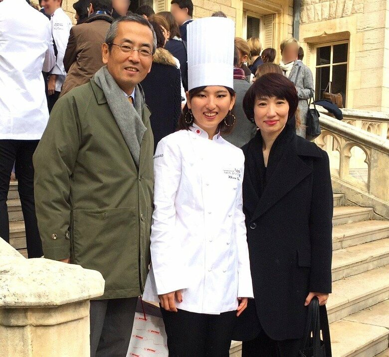 料理学校の卒業式でご両親と
