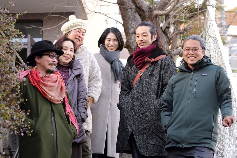アーティストインレジデンスの中心メンバー。左から二人目が松下さん、右から二人目が森山さん