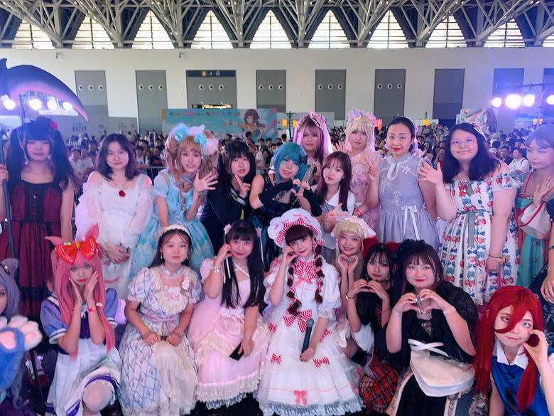 中国のイベントでファンのみんなと記念撮影