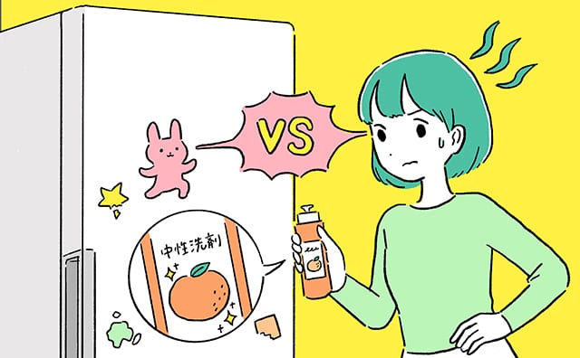 冷蔵庫のシール剥がしに挑む女性