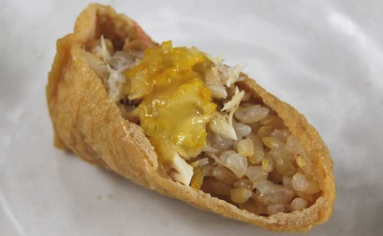 ナチュラルローソンのおすすめお弁当「焼さば玄米いなり寿司 3個入」の実食画像