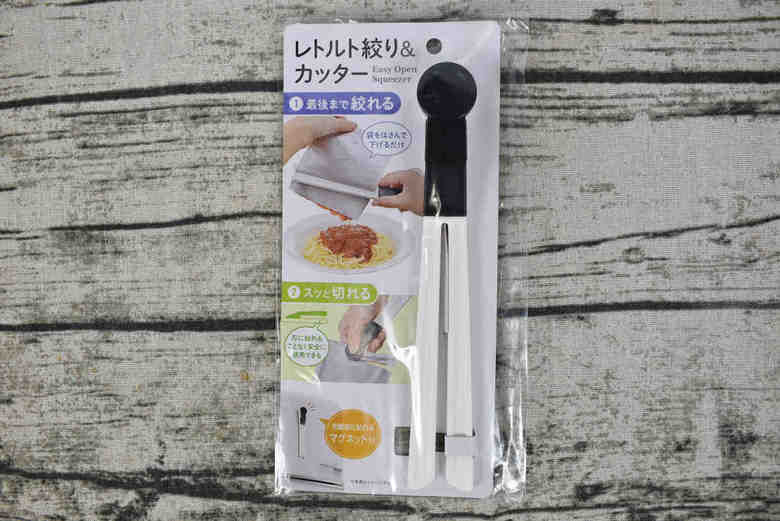 セリアのおすすめ雑貨「レトルト絞り＆カッター」の商品画像