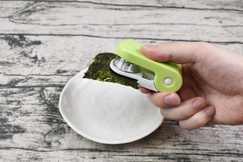 セリアのおすすめキッチン用品「のりパッチン ニコニコ」の使用中画像