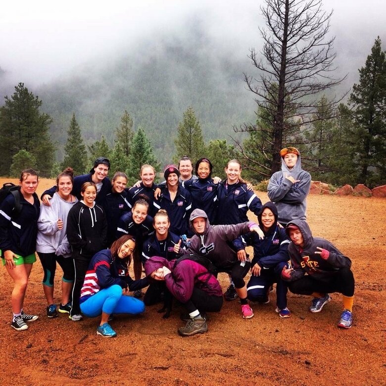 アメリカのナショナルチーム・ジュニアの監督時代に教え子に囲まれるダルビッシュ聖子さん（写真下段、水色のレギンスを着用）