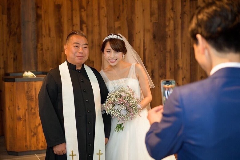 神父役を務めた出川哲朗さんと