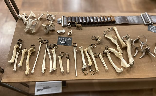 獣の骨を使ったキーホルダー／原田さん提供