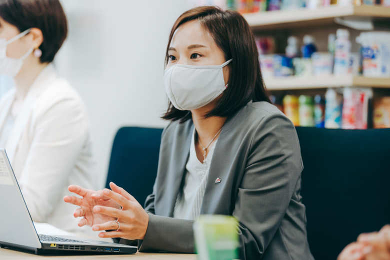 浦川香奈子さん／森永乳業株式会社コーポレート本部人財部人財開発グループマネージャー。2006年入社後、食品総合研究所（現・素材応用研究所）にてクリーム製品の研究・開発を担当する。産休・育休を経て14年復職。経営企画部を経て16年人財部に異動。現在は階層別研修、グローバル人財育成、女性活躍推進などを担当する。