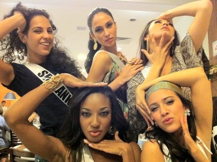 各国の代表とポーズを決める神山さん（写真右上）