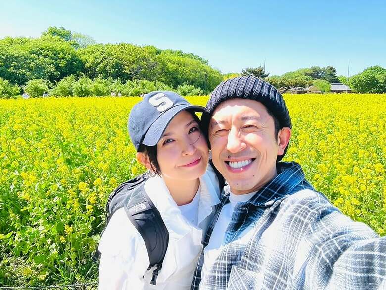 現在は幸せな家庭をもつ梶原さん。妻の未来子さんと休日に出かけて 