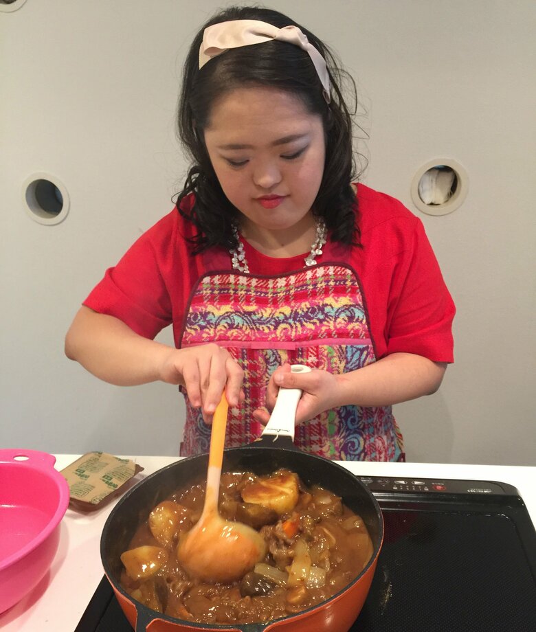 自宅でカレーを調理中