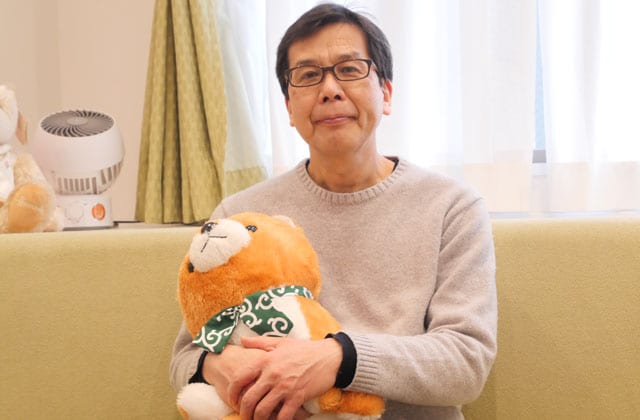 仙台レインボーハウスのおしゃべりの部屋に座る西田さん