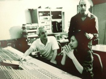 デビュー前、ボストンで現地スタッフとともにレコーディングに挑む高校生の倉木さん