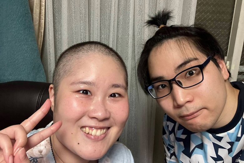 闘病中の雅さんを笑わせようとする大誠さん